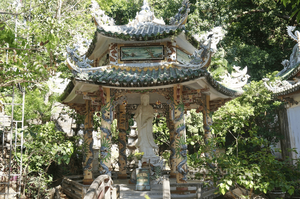 Chùa Linh Ứng Ngũ Hành Sơn tọa lạc trên núi, có không khí mát mẻ và trong lành (Nguồn: Báo Dân Việt)